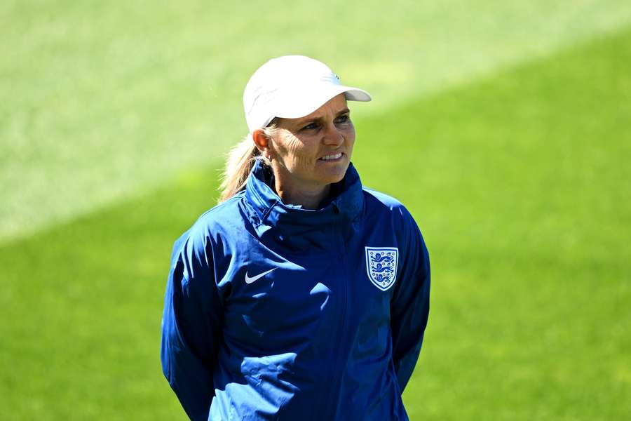 Sarina Wiegman tijdens een training van Engeland op het WK
