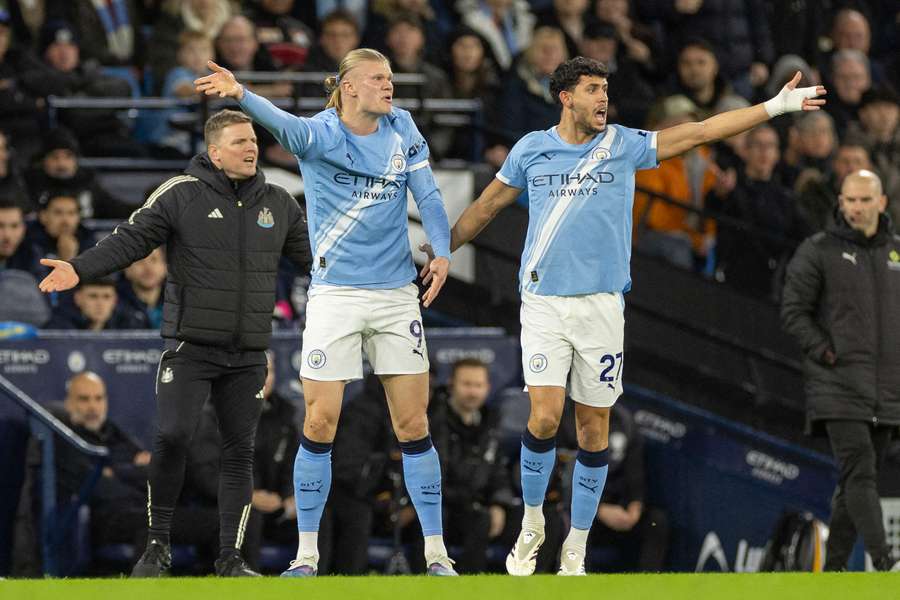 Matheus Nunes și Erling Haaland reacționează în timpul meciului de Premier League dintre Manchester City F.C. și Newcastle United F.C. pe Etihad Stadium
