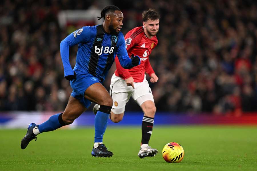 Semenyo v souboji s Mountem. Semenyo v souboji s Mountem.