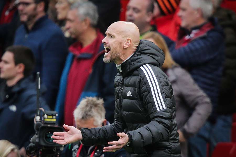 Erik ten Hag, treinador do Manchester United, confirmou que Varane está fora das opções até ao Mundial