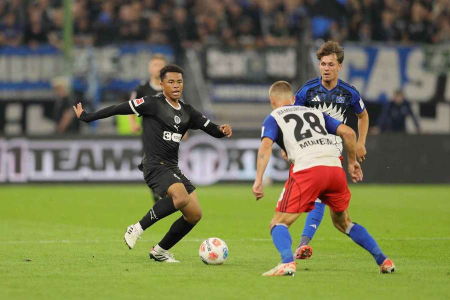 Fujita (l.) und Muheim (r.) im Zweikampf