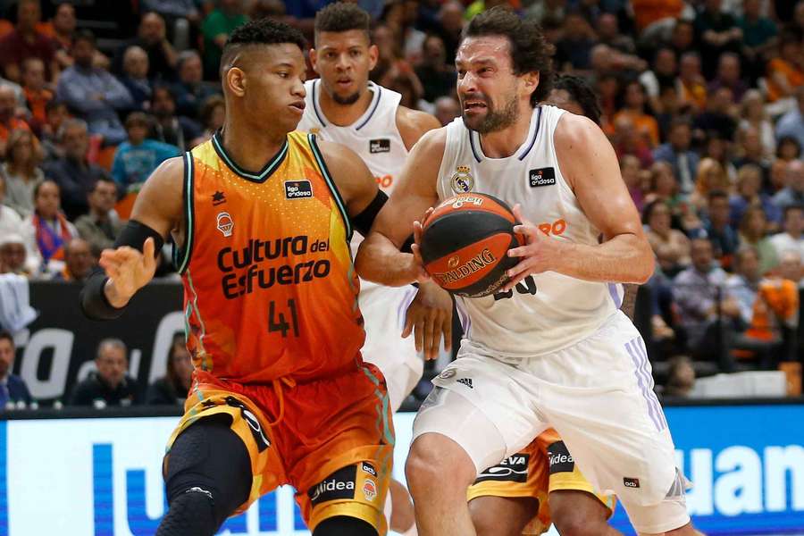 Jasiel Rivero, durante su primera etapa en el Valencia Basket, defendiendo a Lull