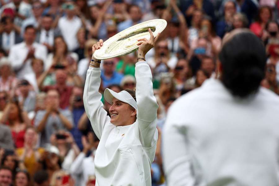 Marketa Vondrousova lifts the Rosewater Dish after winning the final on Centre Court