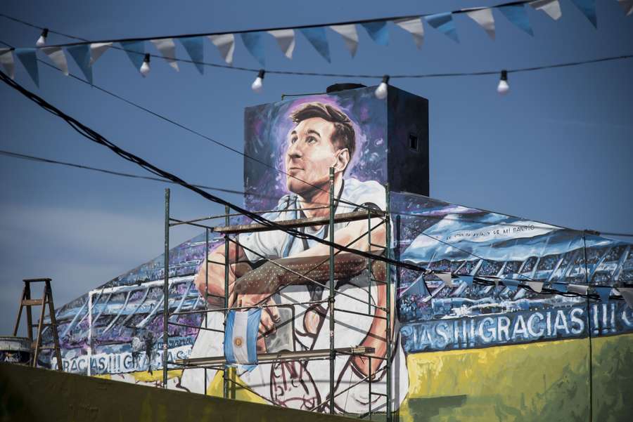 În umbra lui Maradona, Messi luptă pentru dragostea eternă a Argentinei