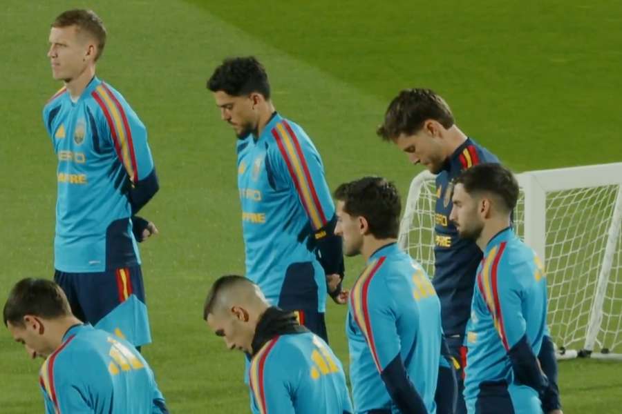 Minuto de silencio de la selección española por Ochotorena en la sesión a puerta abierta