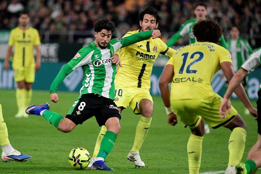 Pablo Fornals, en el momento del remate que supuso el 2-0 del Betis