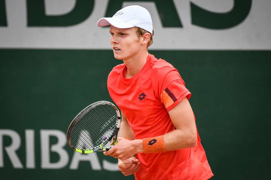 Jesper de Jong in actie tijdens de kwalificatie voor Roland Garros