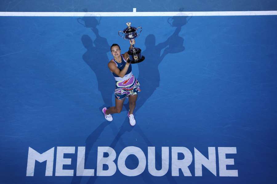 Sabalenková s trofejí pro vítězku Australian Open