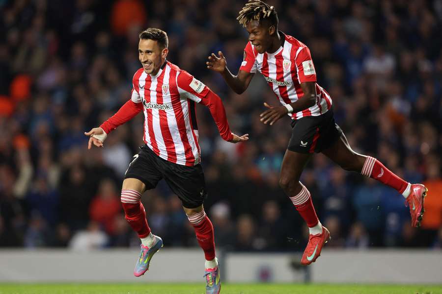 Berenguer y Nico Williams celebran el gol, finalmente anulado, del Athletic en Glasgow