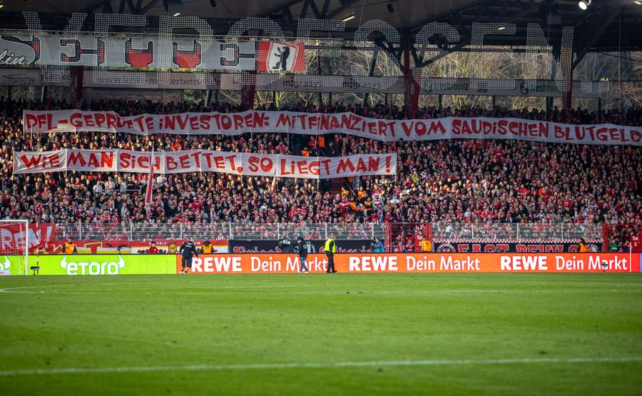 Ein Spruchbanner beim Bundesliga-Spiel zwischen Union Berlin und dem VfL Wolfsburg (1:0).