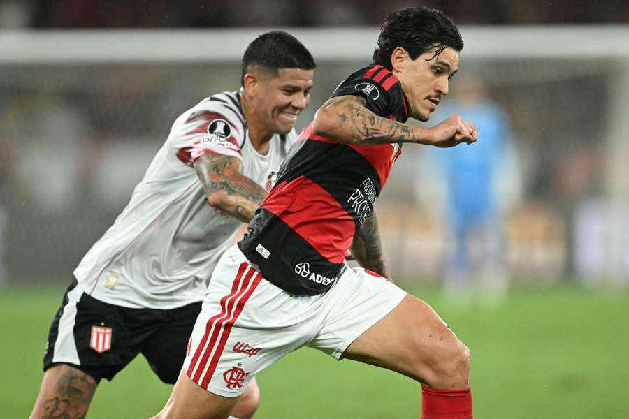 Marcos Rojo marca Pedro durante a semifinal da Libertadores 
