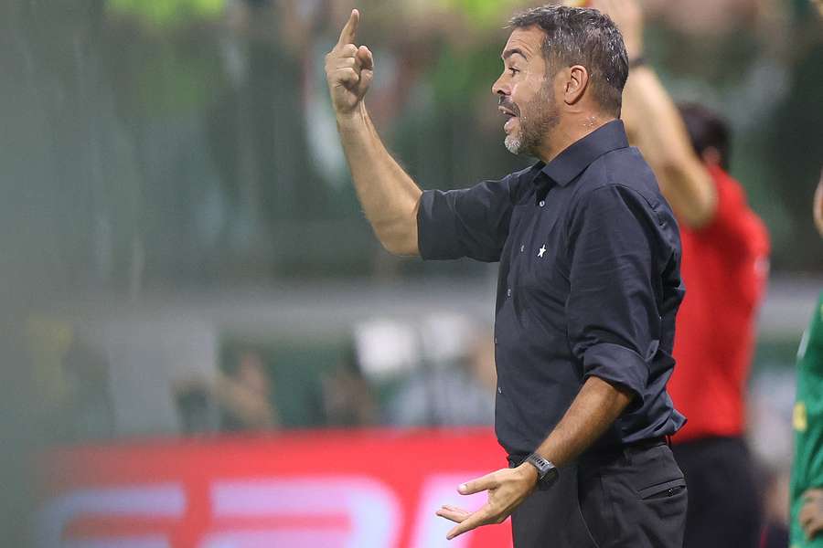 Artur Jorge deu um nó em Abel Ferreira e voltou ao topo do Brasileirão 