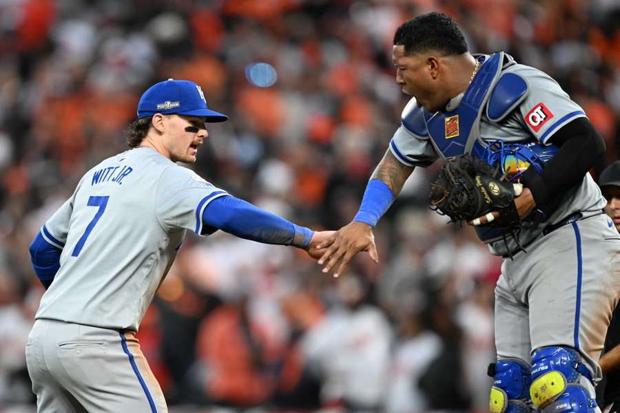 Bobby Witt Jr. en Salvador Perez vieren de overwinning van de Royals