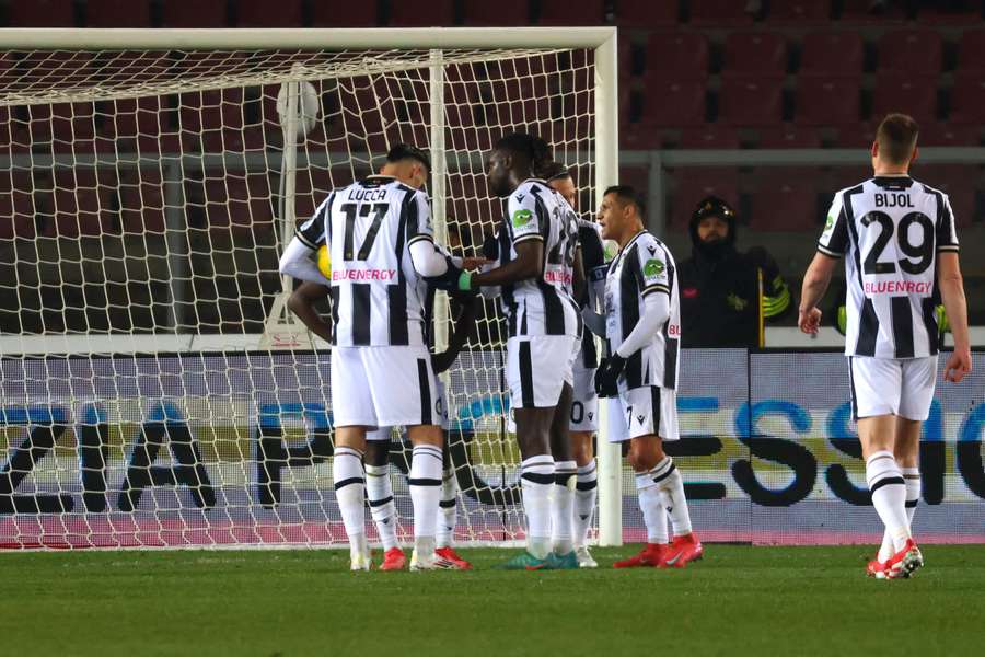Lorenzo Lucca discute con i compagni sul dischetto durante Lecce-Udinese