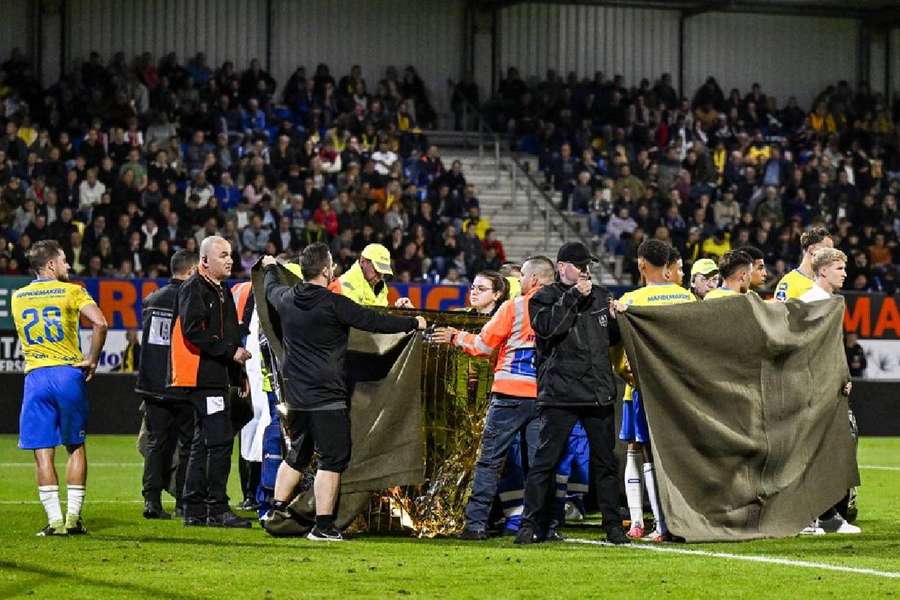 Jogadores fizeram sinal desesperados para pedir atendimento ao goleiro