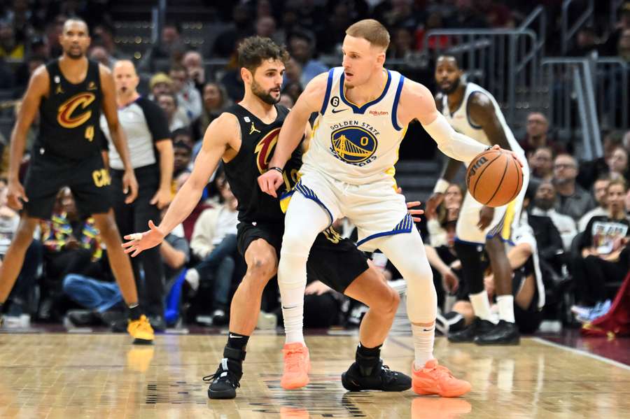 Finalistas entre 2015 e 2018, Cavs e Warriors se enfrentaram nesta sexta-feira (20)