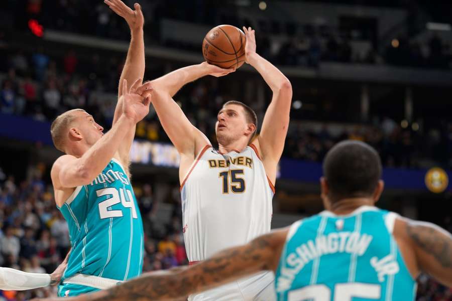 Jokic iguala Wilt Chamberlain em mais uma atuação histórica