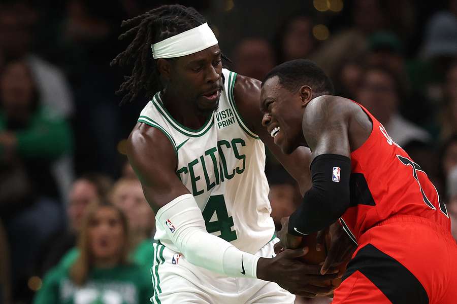Torontos Dennis Schröder (r.) hatte mit gut aufgelegten Boston Celtics zu kämpfen.