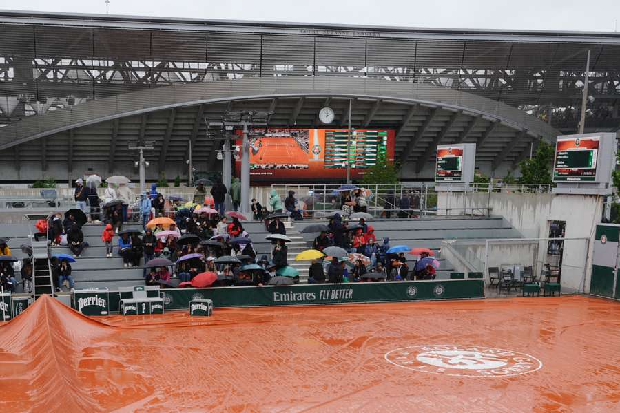 Chuva levou à interrupção de todos os jogos nos courts exteriores de Roland Garros 