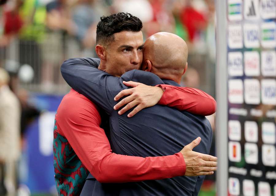 Roberto Martinez abbraccia Cristiano Ronaldo Roberto Martinez abbraccia Cristiano Ronaldo