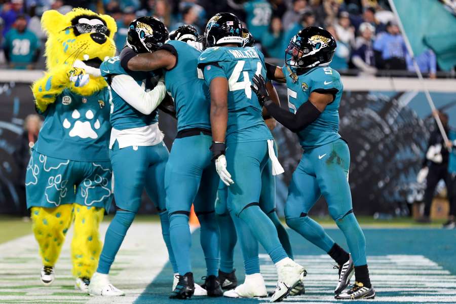 De Jaguars vieren de fumble return van Josh Allen met de mascotte