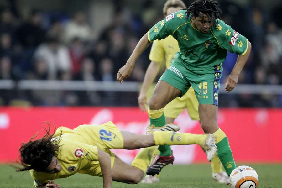 Benjamín, ante Juanpi Sorín en un duelo entre Betis y Villarreal