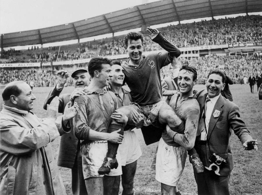 Just Fontaine rundede VM-slutrunden i 1958 af med at score fire mål mod Vesttyskland i kampen om bronzemedaljer, som Frankrig vandt 6-3. Her fejres Fontaine af holdkammeraterne efter kampen.