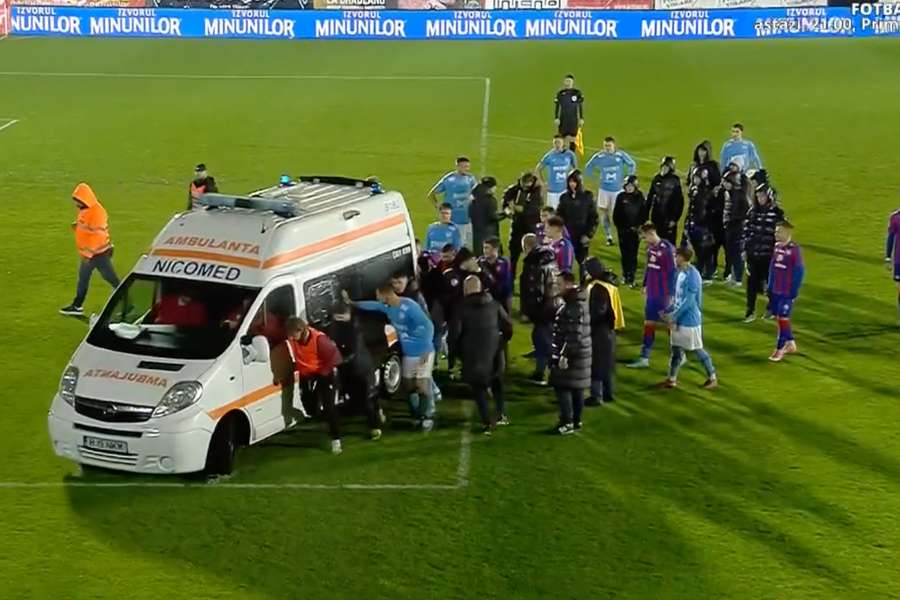 Alexandru Gîț, jucătorul lui FC Voluntari, preluat cu ambulanța de pe gazon după o accidentare gravă