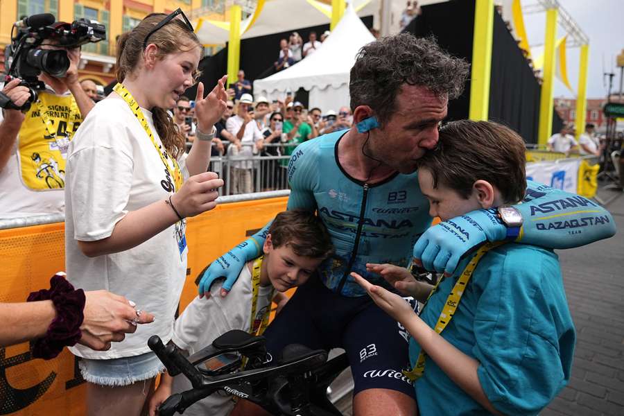 Mark Cavendish com os seus filhos e aplaudido pelo público