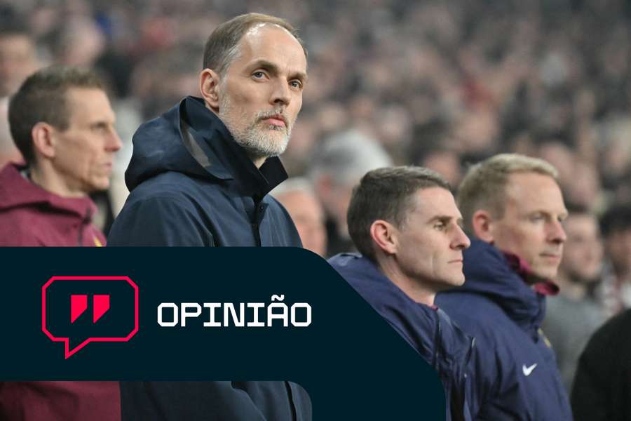 Thomas Tuchel observa o início da partida de qualificação para o Campeonato do Mundo entre a Inglaterra e a Letónia