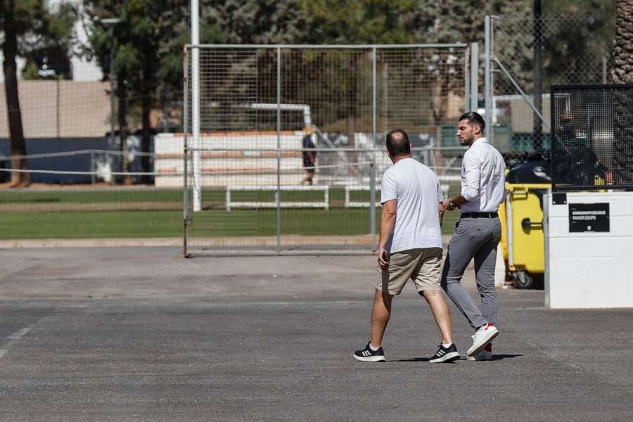 Rafa Mir llegando a Paterna este lunes