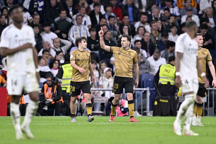 Oyarzabal celebra uno de sus goles