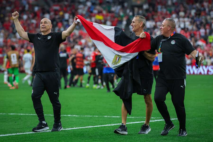 Ägyptens Trainer Hossam Hassan (links) ist vor dem Pride Match "auf Fußball fokussiert"