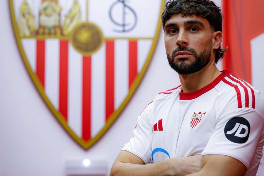 Neal Maupay na apresentação como reforço do Sevilha