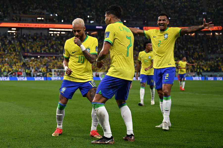 Danilo festeja com Neymar e Lucas Paquetá