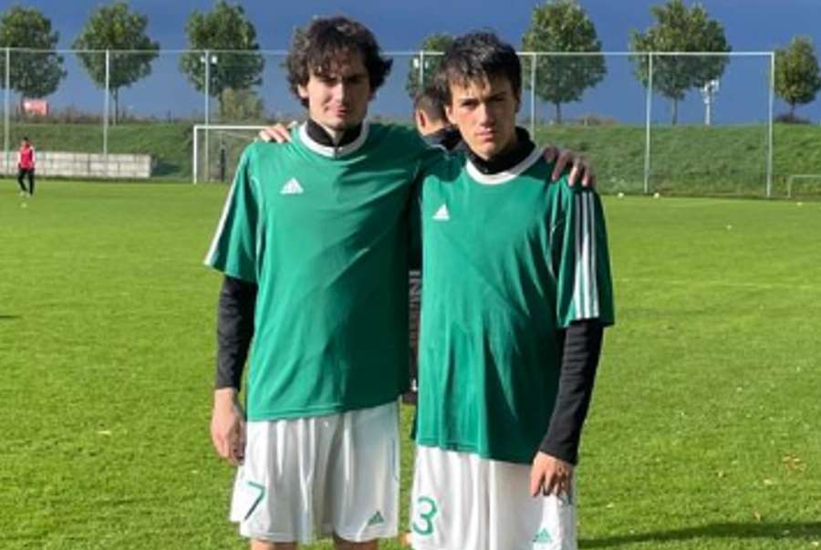 Kryštof Šafránek (na snímku s bratrem) dal první gól Uhelných skladů v soutěži, tým má ale skóre 1:196. Kryštof Šafránek (na snímku s bratrem) dal první gól Uhelných skladů v soutěži, tým má ale skóre 1:196.