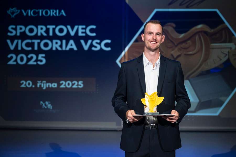 Štefela pózuje s vítěznou cenou. Štefela pózuje s vítěznou cenou.