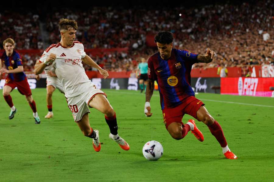 Miguel Sierra ante Joao Cancelo durante un partido contra el Barça Miguel Sierra ante Joao Cancelo durante un partido contra el Barça