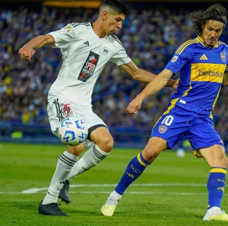 Nicolás Caro Torres num duelo contra Cavani