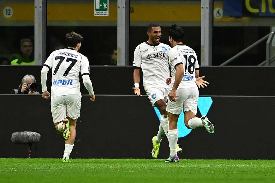 Juan Jesus celebra il gol all'Inter