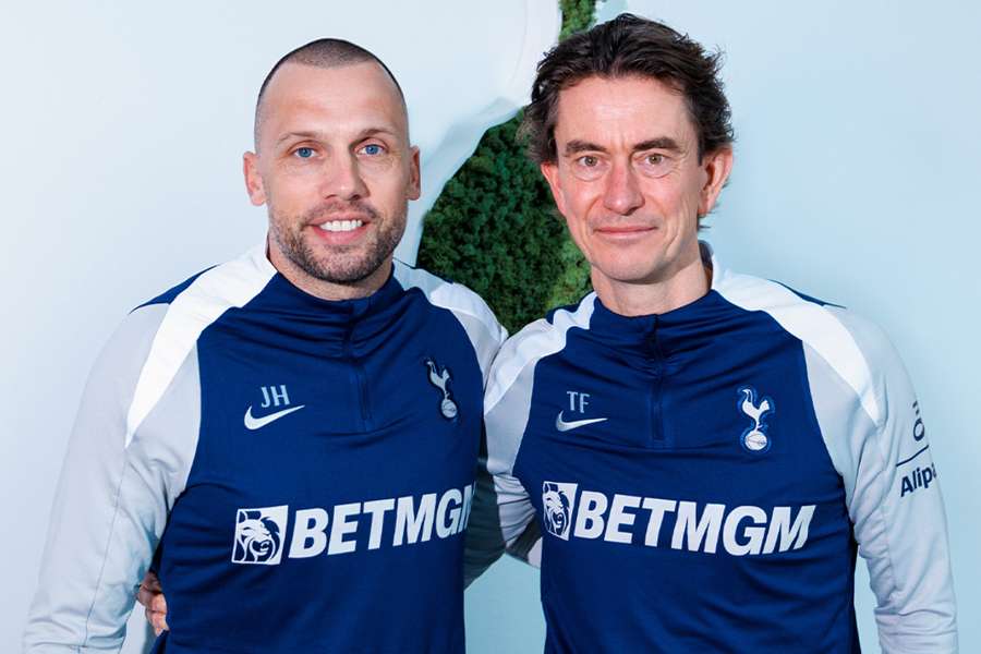 John Heitinga (L) poses with Spurs manager Thomas Frank during his presentation