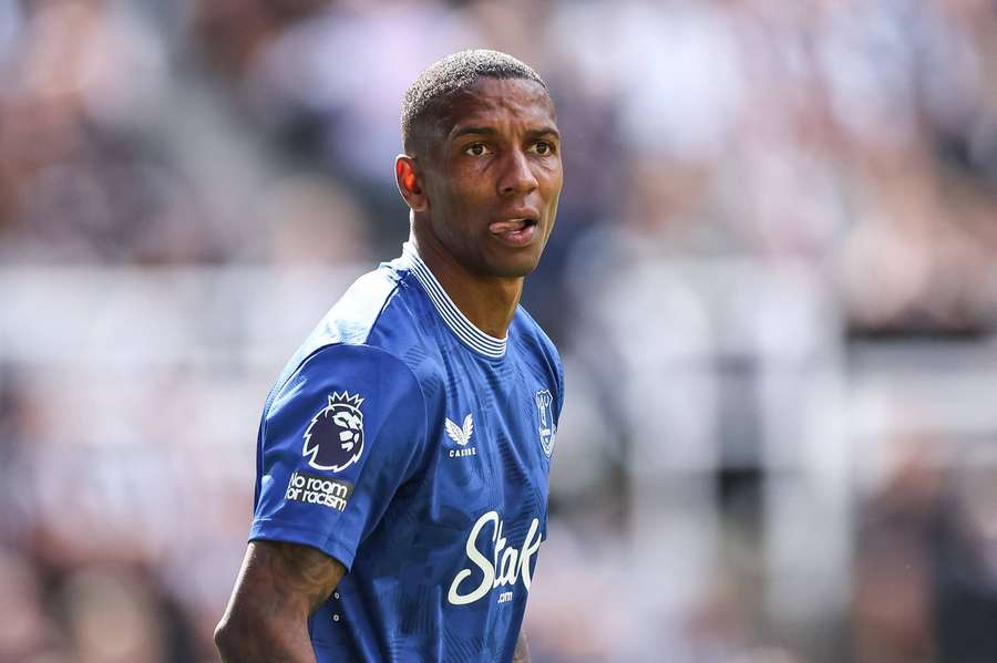 Ashley Young terminou contrato com o Everton