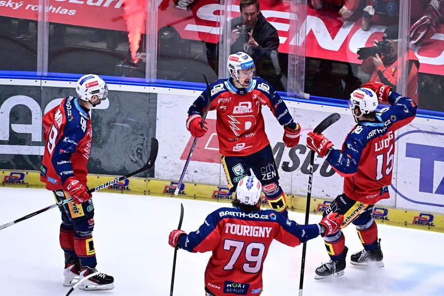 Pardubice ve druhém finále extraligy porazily Třinec 4:2.