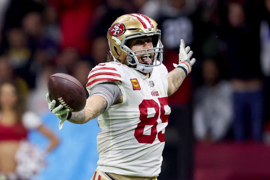 O tight end George Kittle comemora o touchdown da vitória