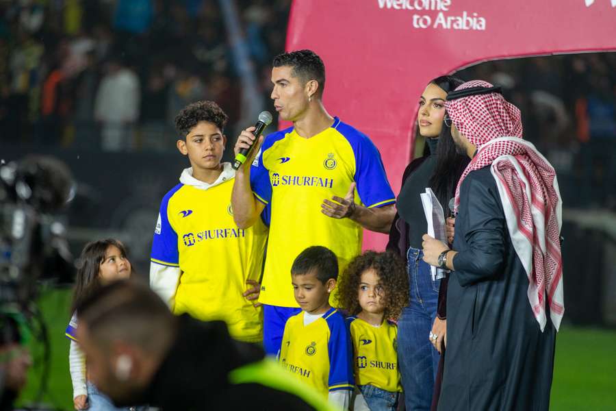 Cristiano Ronaldo ar și fiul său Cristiano Junior la sosirea în Arabia Saudită ăn 2023