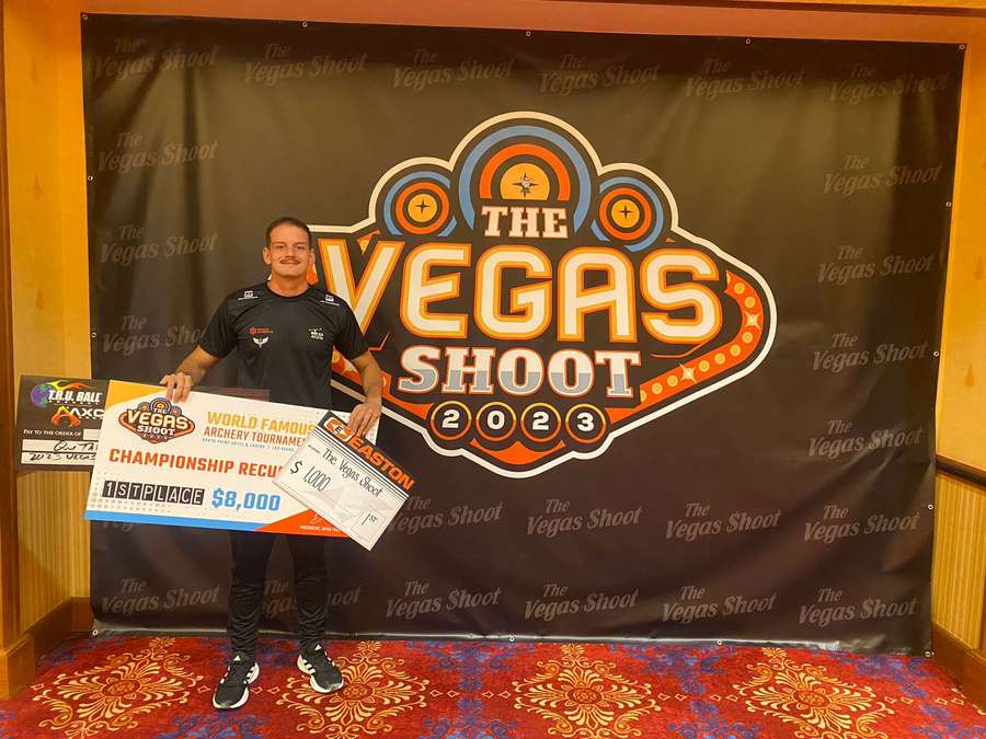 Marcus Vinícius com o prêmio após título em Las Vegas