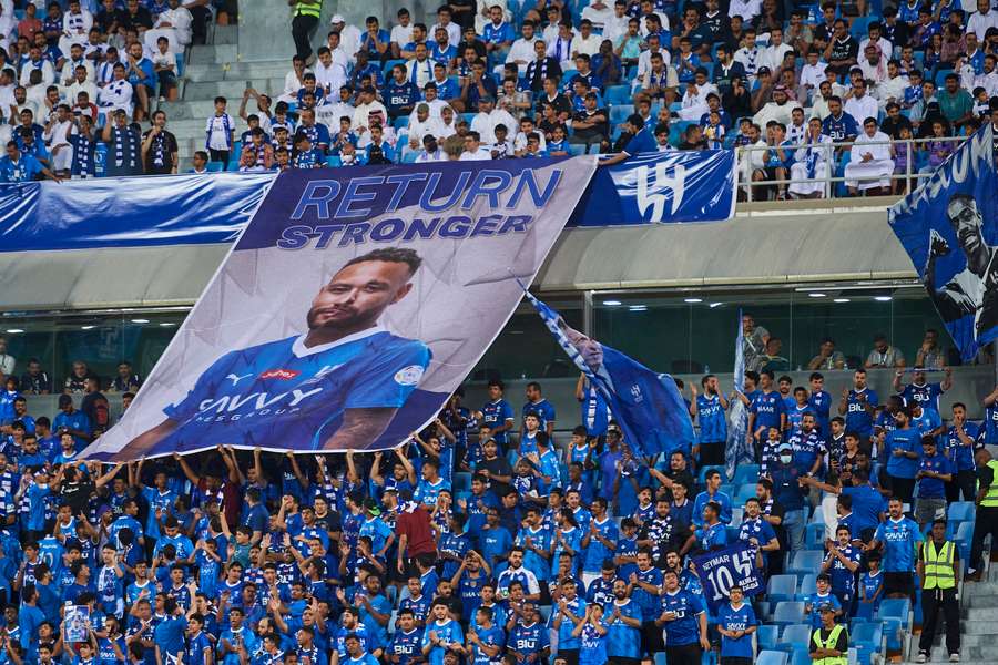 Torcida saudita mostra apoio a Neymar