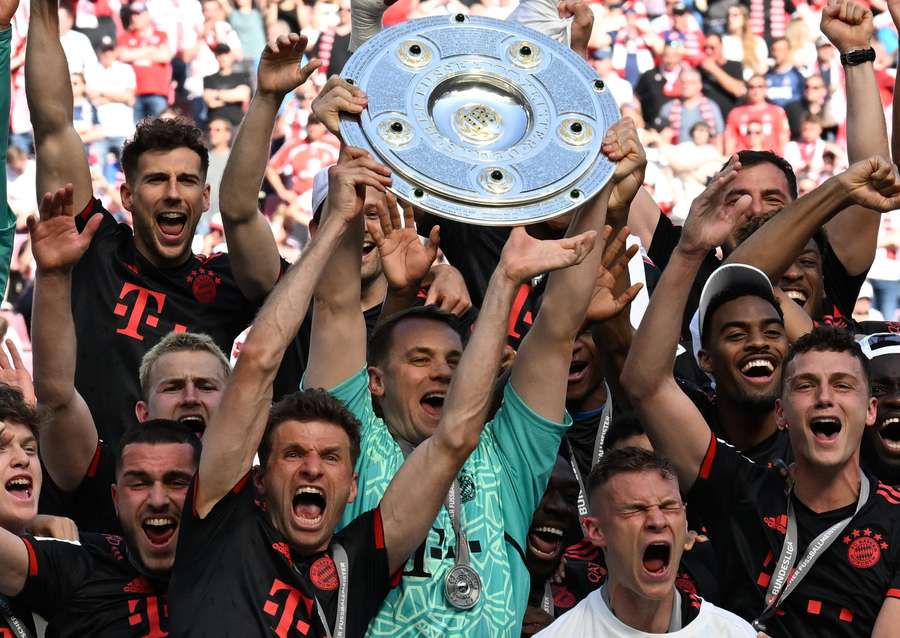 Während sich die Fans anfangen zu langweilen, feiern die Spieler des FC Bayern jede Meisterschaft ausgiebig.