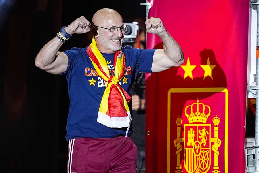 Luis de la Fuente lors de la célébration de la Coupe du monde. Luis de la Fuente lors de la célébration de la Coupe du monde.