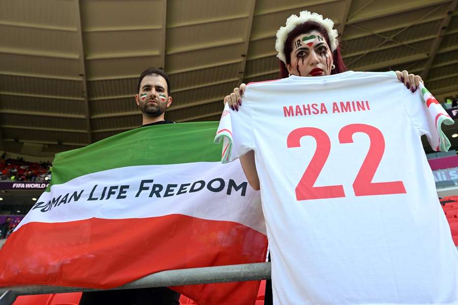 Ook op de tribunes van het Ahmed bin Ali Stadium was er protest tijdens Wales - Iran